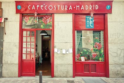 Combina la posibilidad de un descanso y un café con una clase de costura para hacernos nuestra propia ropa