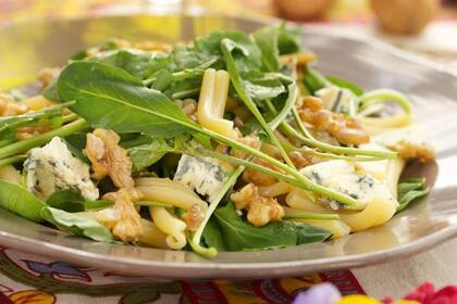 Combiná la rúcula con roquefort y nueces para hacer una ensalada riquísima. Foto: Estudio Cassinelli Food Styling María Robles