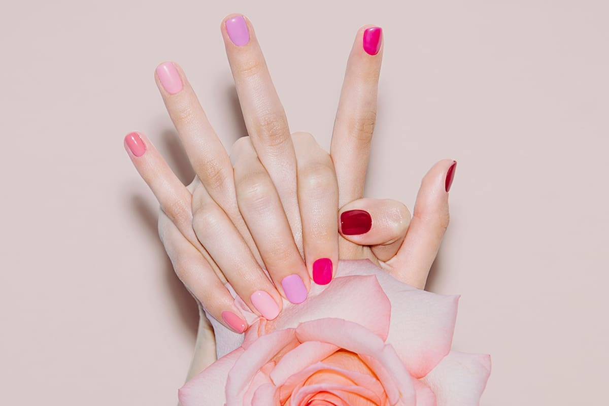 Combinadas, velvet, aluminio, gelificadas, minimalistas o francesitas invertidas. Las alternativas que se usan este verano, y la explicación de expertas para lograrlas