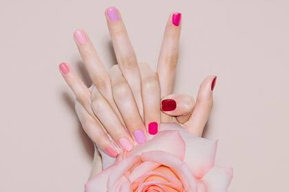 Combinadas, velvet, aluminio, gelificadas, minimalistas o francesitas invertidas. Las alternativas que se usan este verano, y la explicación de expertas para lograrlas