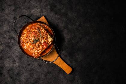 "Combinamos capas de espinaca y bolognesa con una cantidad justa de salsa y queso, para lograr una lasaña equilibrada, con mucho sabor y una textura bien definida”, dice Toltoza
