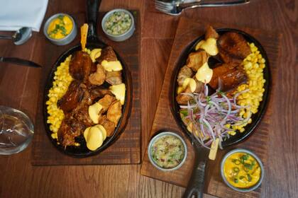Combo de anticuchos de diferentes carnes en Tanta