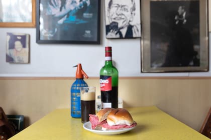 Combo porteño: sándwich de salame y queso, con vermut.