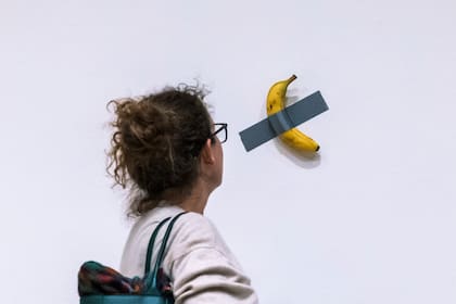 "Comediante", la célebre banana de Maurizio Cattelan, se rematará este miércoles con un valor estimado entre un millón y un millón y medio de dólares