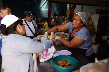 Comedor de La Dignidad, en el barrio de Parque Chacabuco; los comedores populares reciben a cada vez más gente.