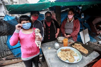 Lorena (de barbijo fucsia) organizó una olla comunitaria en el barrio Libertador con sus cuñadas y una sobrina. Dan de comer a 15 familias vecinas y se financian con su propio dinero y algunas donaciones