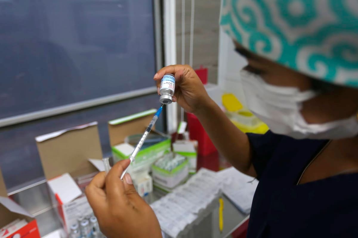 Comenzará a aplicarse el refuerzo a dos grupos específicos en los que hubo que ampliar a tres dosis el esquema inicial