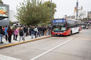 Luis Caputo se reúne con el Secretario del Tesoro de EEUU; ya rige el nuevo aumento de transporte metropolitano