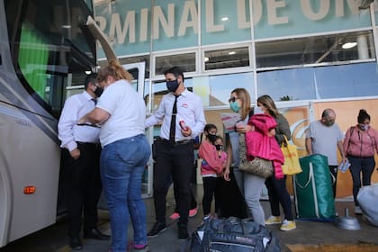 Comenzó a regir el pase sanitario en servicios de media y larga distancia en la provincia de Buenos Aires