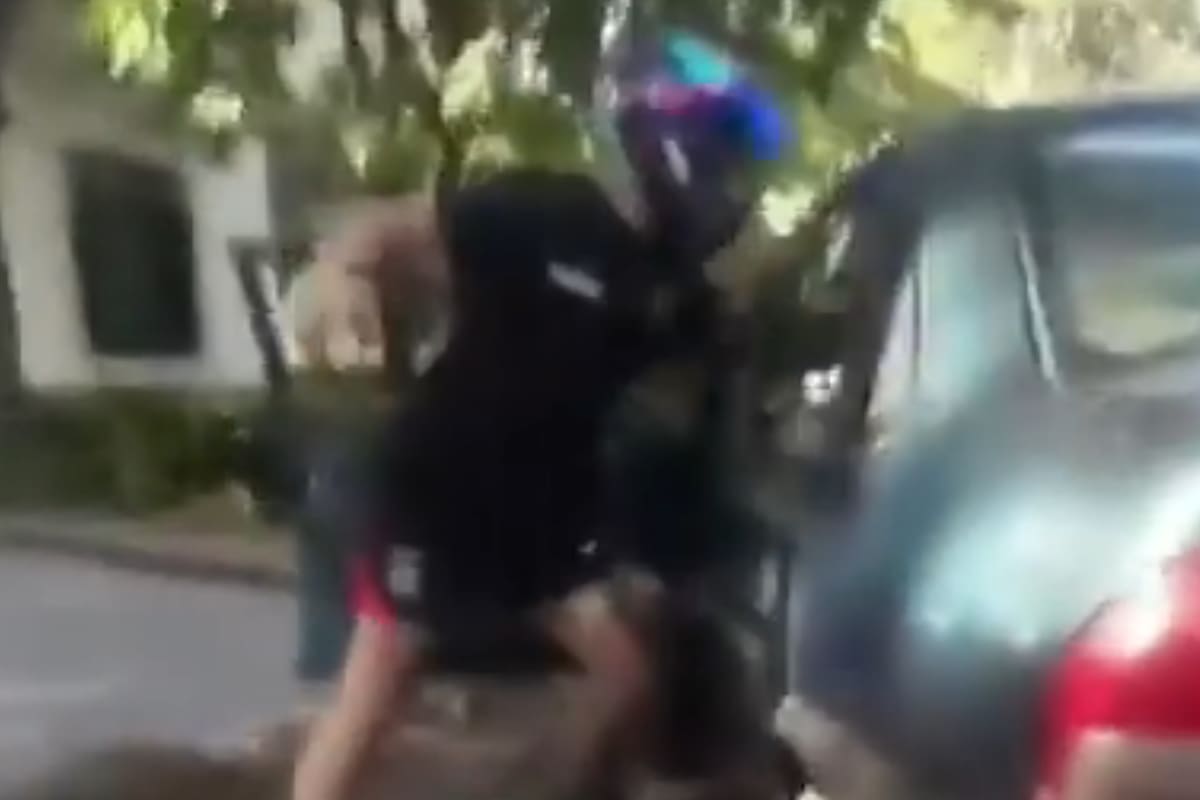 Comenzó como un accidente vial y escaló en cuestión de segundos a una agresión física