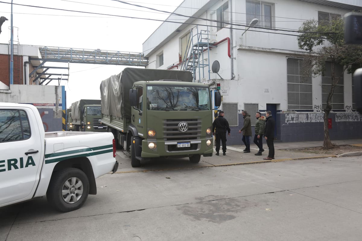 Comenzó el operativo para distribuir los alimentos almacenados con camiones del Ejercito en Villa Martelli.