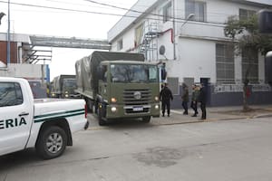 Comenzó el operativo para distribuir los alimentos almacenados con camiones del Ejercito en Villa Martelli.