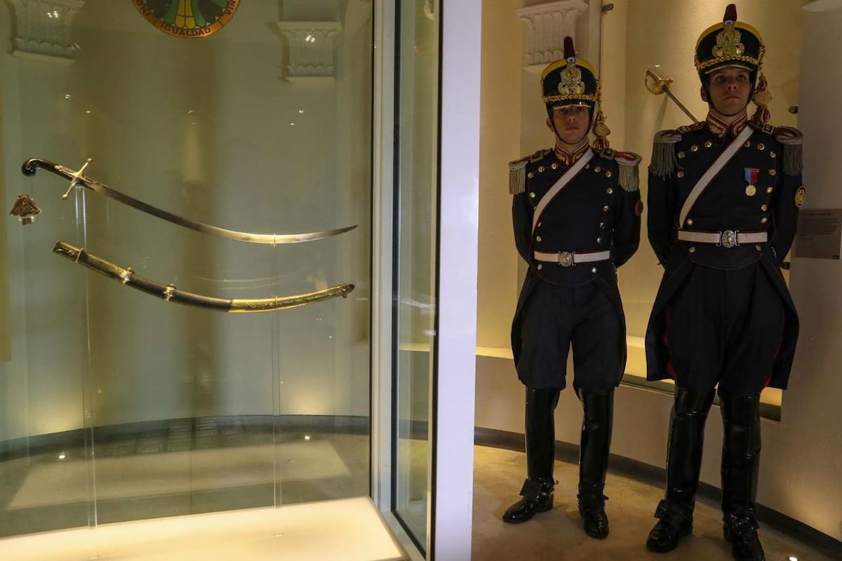 Comenzó el traslado del Sable Corvo del General San Martín al Regimiento de Granaderos a Caballo, donde quedará bajo custodia militar permanente.