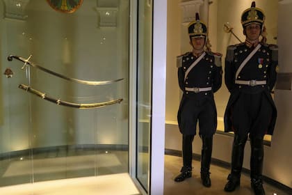 Comenzó el traslado del Sable Corvo del General San Martín al Regimiento de Granaderos a Caballo, donde quedará bajo custodia militar permanente.