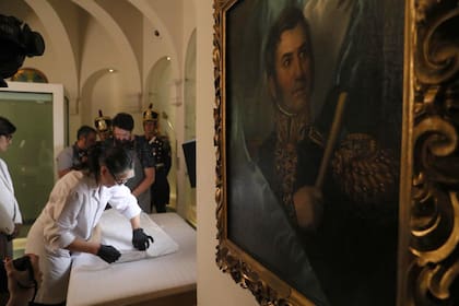 Comenzó el traslado del Sable Corvo del General San Martín al Regimiento de Granaderos a Caballo, donde quedará bajo custodia militar permanente.