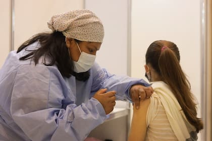 Se anunció la vacunación con Sinopharm para los chicos de entre 3 y 11 años
