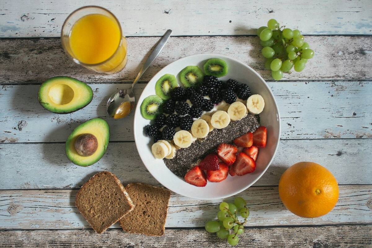 Comer alimentos altos en fibra ayuda a prevenir múltiples enfermedades (Unsplash/Jannis Brandt)