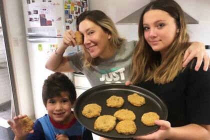 Comer contentos: "Con los chicos horneamos cookies de avena", muestra Dani.