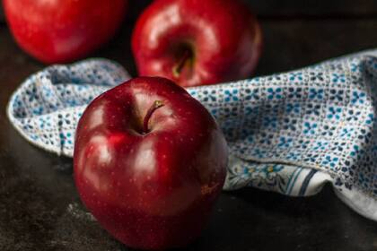Comer dos manzanas por día ayuda a bajar el colesterol y mejora la salud del corazón