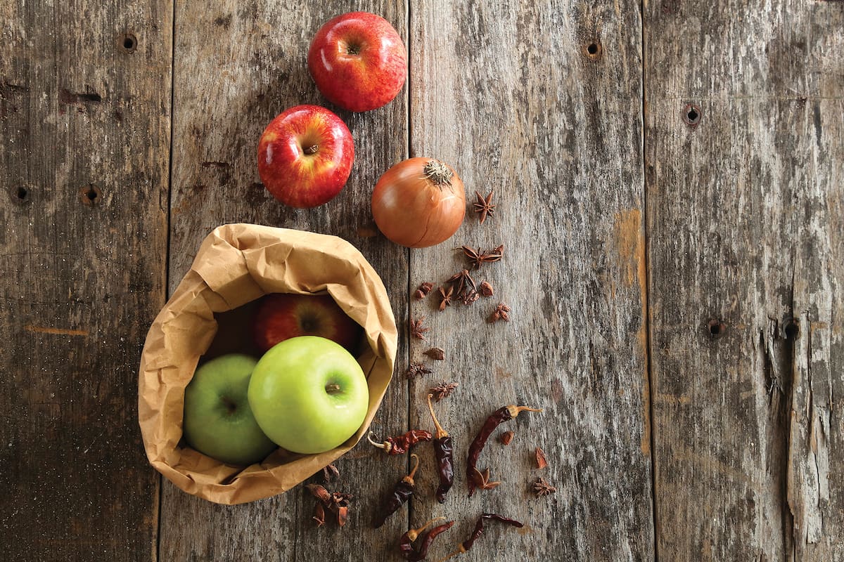 Comer dos manzanas por día ayuda a bajar el colesterol y mejora la salud del corazón