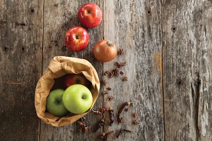 Comer dos manzanas por día ayuda a bajar el colesterol y mejora la salud del corazón