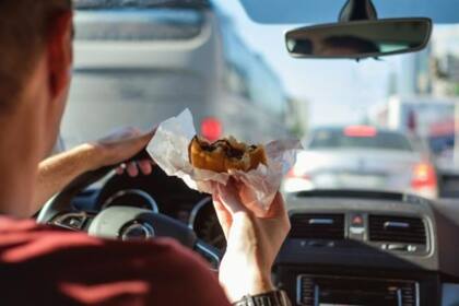 Comer en el auto es nocivo para la salud, según un especialista