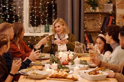 Comer en exceso en las fiestas de fin de año suele suceder y lo mejor es conocer los trucos para no sufrir una indigestión (Foto Pexels)