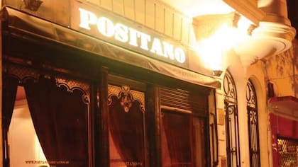 Comer en Positano será un pasaje directo al carnaval de Venecia