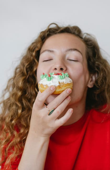 Comer más en los meses de frío se debe a factores biológicos complejos (Pexels/TimDouglas)