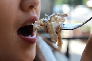 Comer rápido dificulta que el proceso digestivo se realice de manera adecuada (Foto de carácter ilustrativo: PIXABAY)