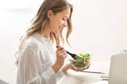 Comer una ensalada chica antes de la reunión es una buena estrategia para no llegar con tanto hambre
