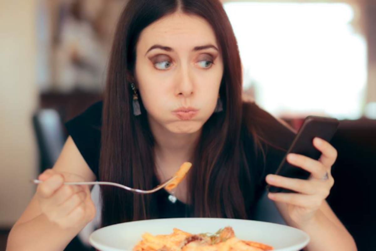 Comer y scrollear: un mal hábito según Jorge Tartaglione