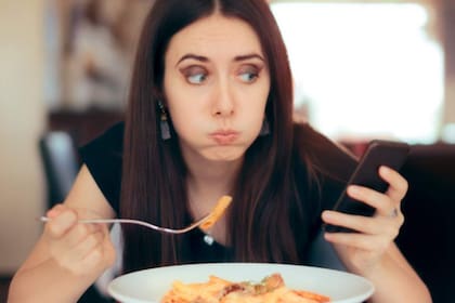 Comer y scrollear: un mal hábito según Jorge Tartaglione