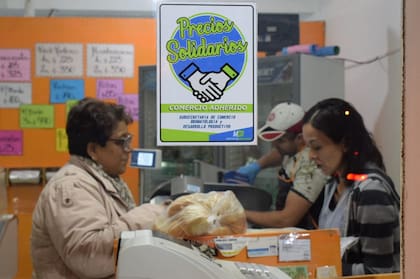 Tarjetas de descuentos, aplicaciones y programas municipales. Todo vale a la hora de fomentar el comercio local entre los intendentes.