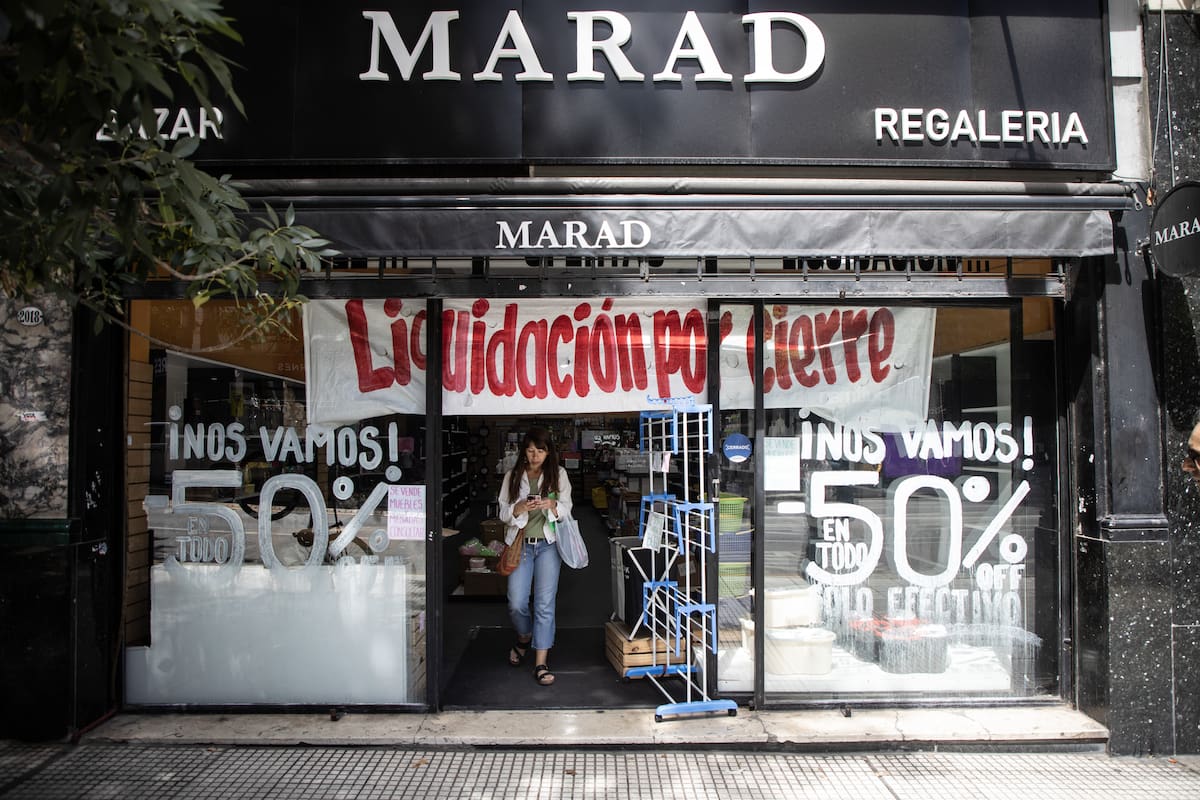 Comercio fue el sector que más empresas perdió en marzo: hay 1042 firmas menos.