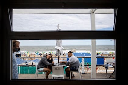 En los locales gastronómicos de los balnearios que tienen actividad nocturna hay incertidumbre por las consecuencias que podrían traer la limitación horaria