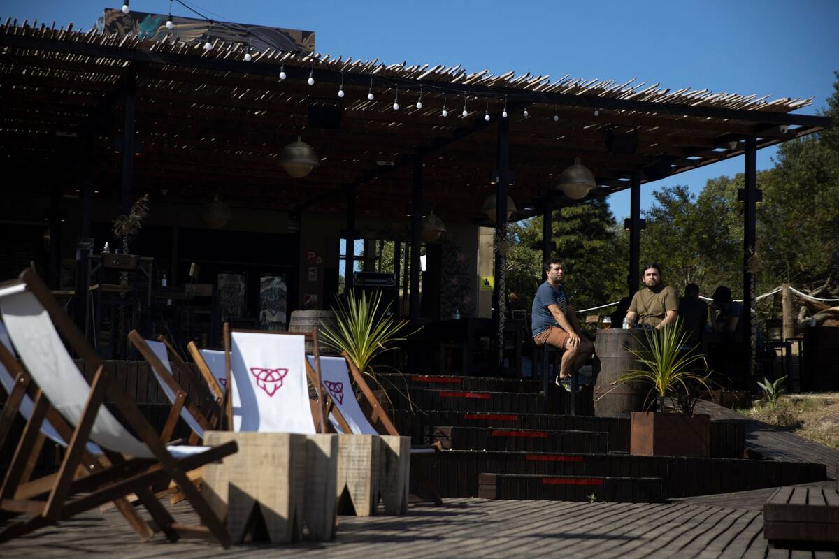 Comercios de Pinamar un día antes del toque de queda sanitario, el 9 de enero de 2021.