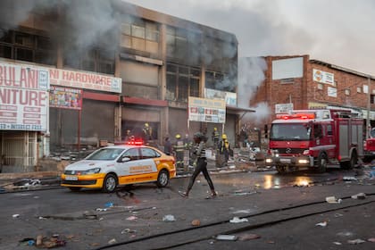 Comercios en llamas en el township de Alexandra, en Johannesburgo
