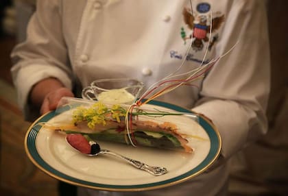 Comerford presentando el primer plato del menú de la cena de Estado para el primer ministro japonés Shinzo Abe en 2015: Toro Tartare y ensalada César Sashimi
