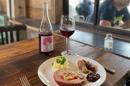 Comida bien presentada en un entorno campestre