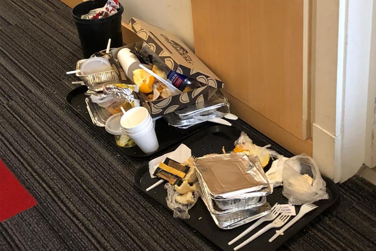 Comida en el piso acumulada desde hace varios días: los pasajeros en cuarentena se quejan del trato que reciben