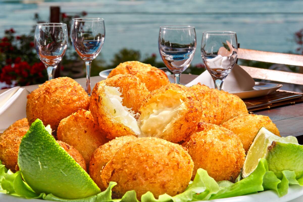 Comidas de verano. Buñuelos y croquetas, dulces y saladas ideales para disfrutar al sol.