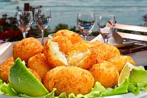Comidas de verano. Buñuelos y croquetas, dulces y saladas ideales para disfrutar al sol.