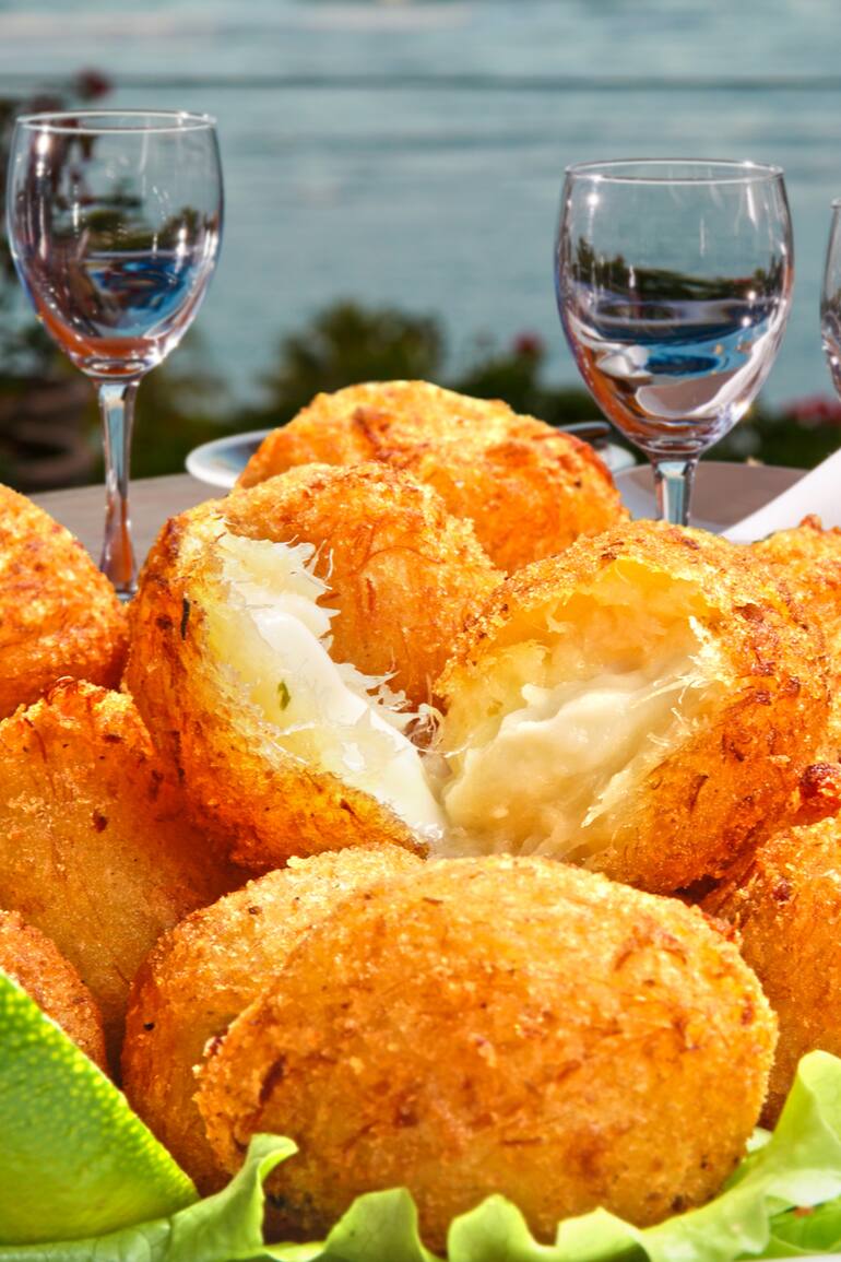 Comidas de verano. Buñuelos y croquetas, dulces y saladas ideales para disfrutar al sol.