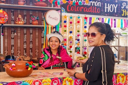 Comidas elaboradas, productos locales y artesanías se ofrecieron a los visitantes en los stands. En la foto, el puesto del Restaurante Huancahuasi, de la región Junín