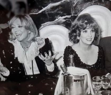 Comiendo con la actriz Gina Lollobrigida, una de sus íntimas amigas: ni bien aterrizaba en Italia se veían