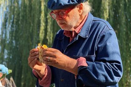 Comiendo el sándwich de lomo a la chapa