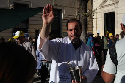 Comienza a concentrarse la gente en San Cayetano en el barrio de Liniers para la peregrinacion a Lujan