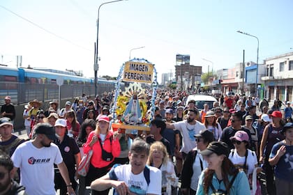 Comienza a concentrarse la gente en San Cayetano en el barrio de Liniers para la peregrinacion a Lujan