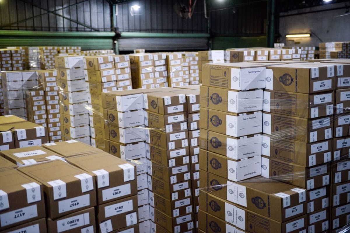 comienza el despliegue de urnas a los distintos establecimientos de votación de la Ciudad de Buenos Aires.